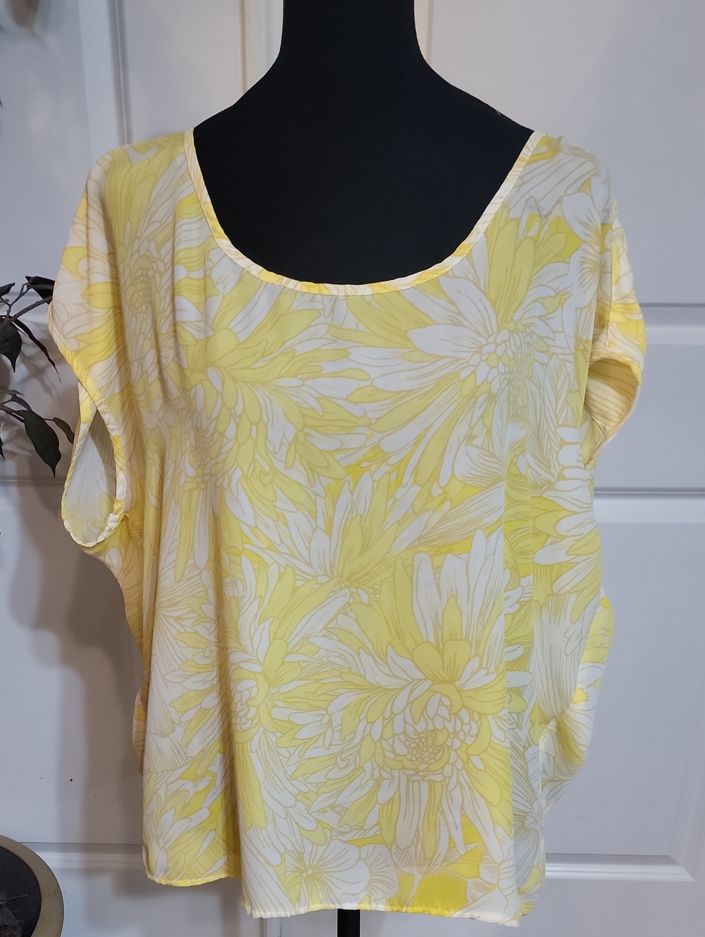 (#25) Jennifer Lopez Yellow and White Floral Scoop Neck Blouse